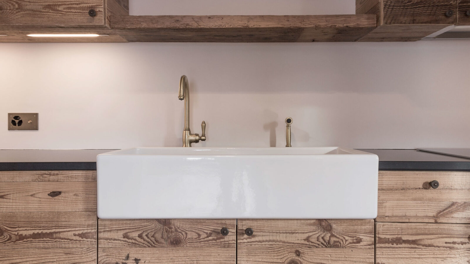 CSDK Architectes Maison Gene%CC%80ve Re%CC%81novation Transformation Cuisine Menuiserie Robinet 1600x900 - Rénovations Intérieures d'un Appartement - Verbier - CSDK Architectes Maison Gene%CC%80ve Re%CC%81novation Transformation Cuisine Menuiserie Robinet 1600x900