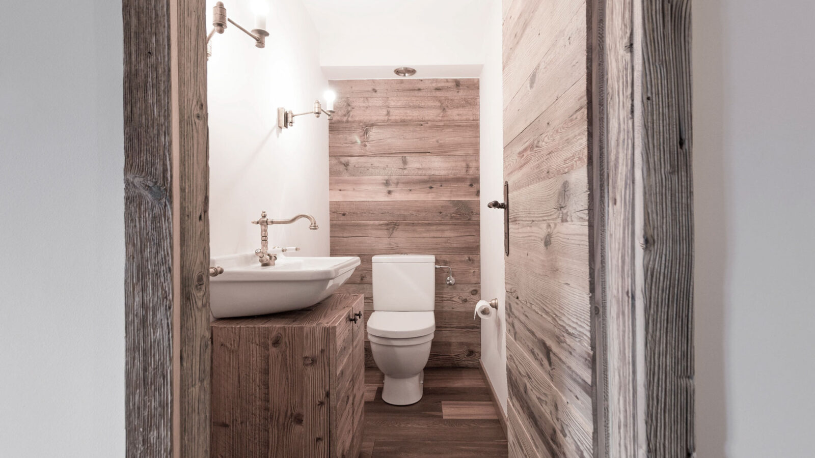 CSDK Architectes Maison Gene%CC%80ve Re%CC%81novation Transformation WC Toilettes Portes Bois 1600x900 - Rénovations Intérieures d'un Appartement - Verbier - CSDK Architectes Maison Gene%CC%80ve Re%CC%81novation Transformation WC Toilettes Portes Bois 1600x900