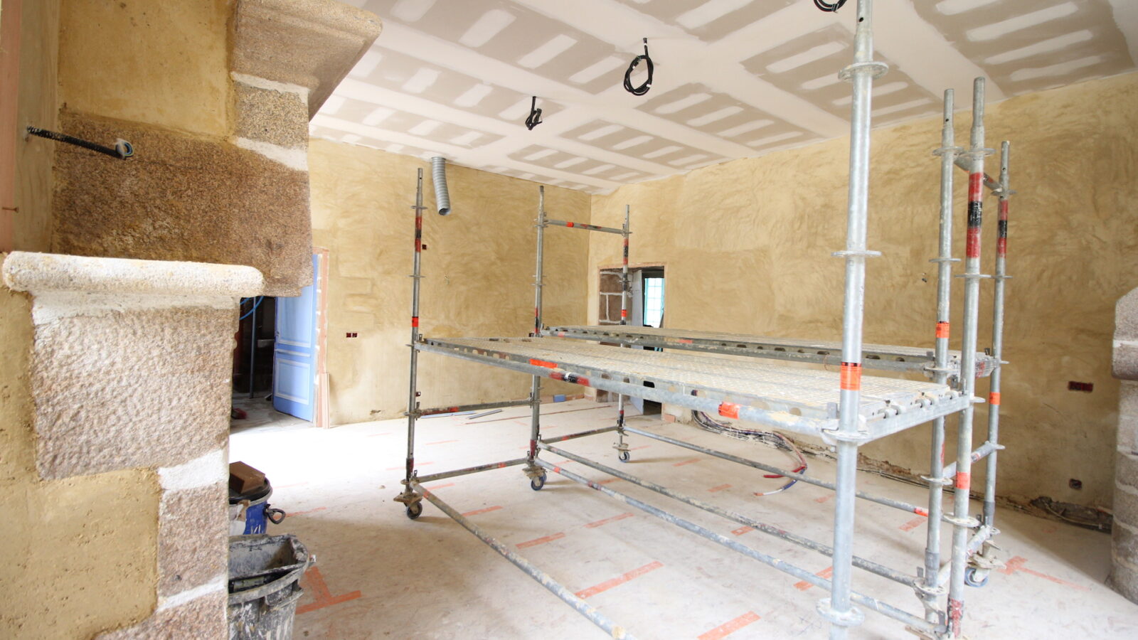 CSDK Lissage de murs en terre Bretagne 1 1600x900 - Transformation d'un Château - Bretagne - CSDK Lissage de murs en terre Bretagne 1 1600x900