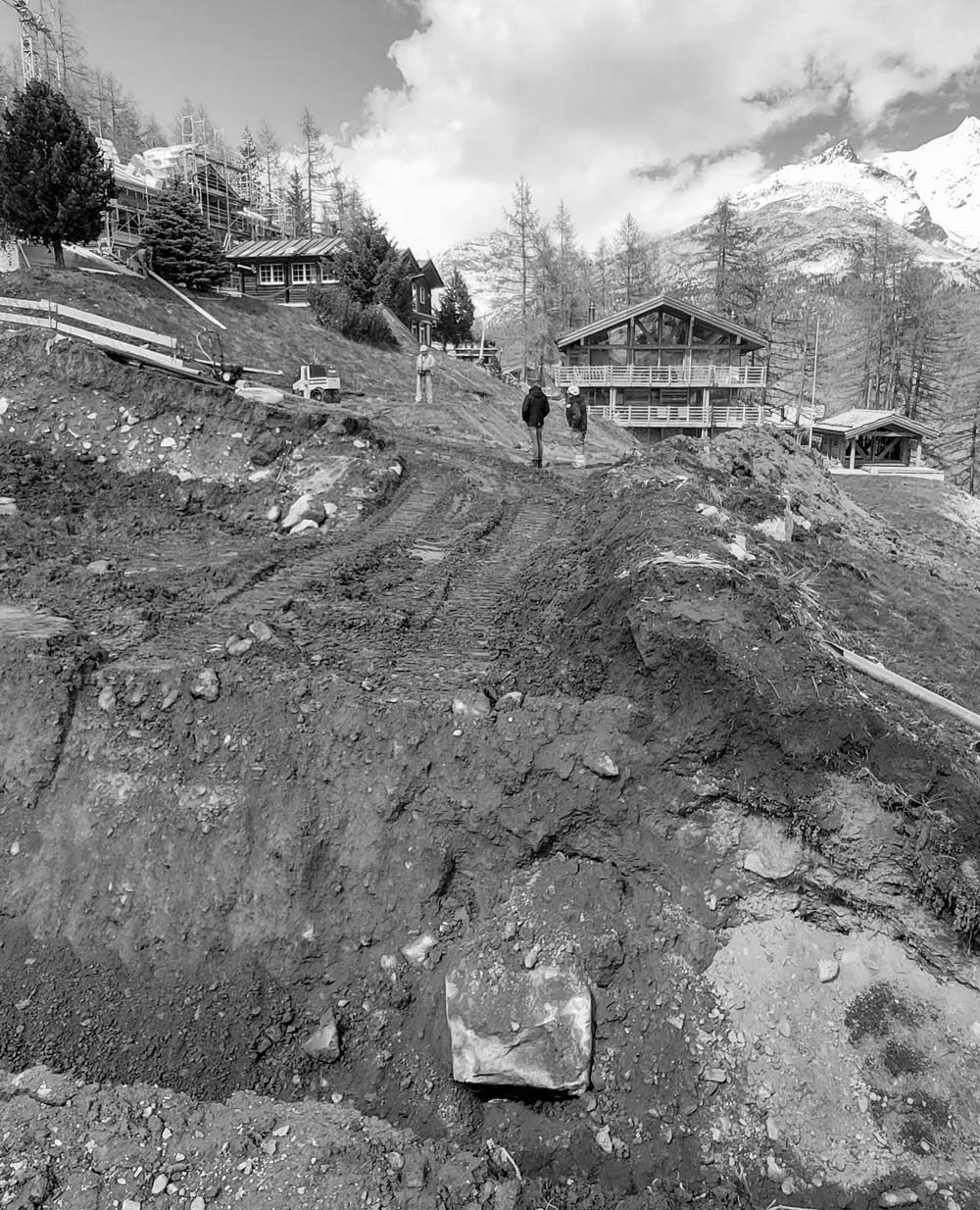 CSDK Saas Fee chalet construction steinnelke chantier terrassement 2 2 1000x1234 - Reprise de la construction du chalet à Saas Fee après l'hiver - CSDK Saas Fee chalet construction steinnelke chantier terrassement 2 2 1000x1234