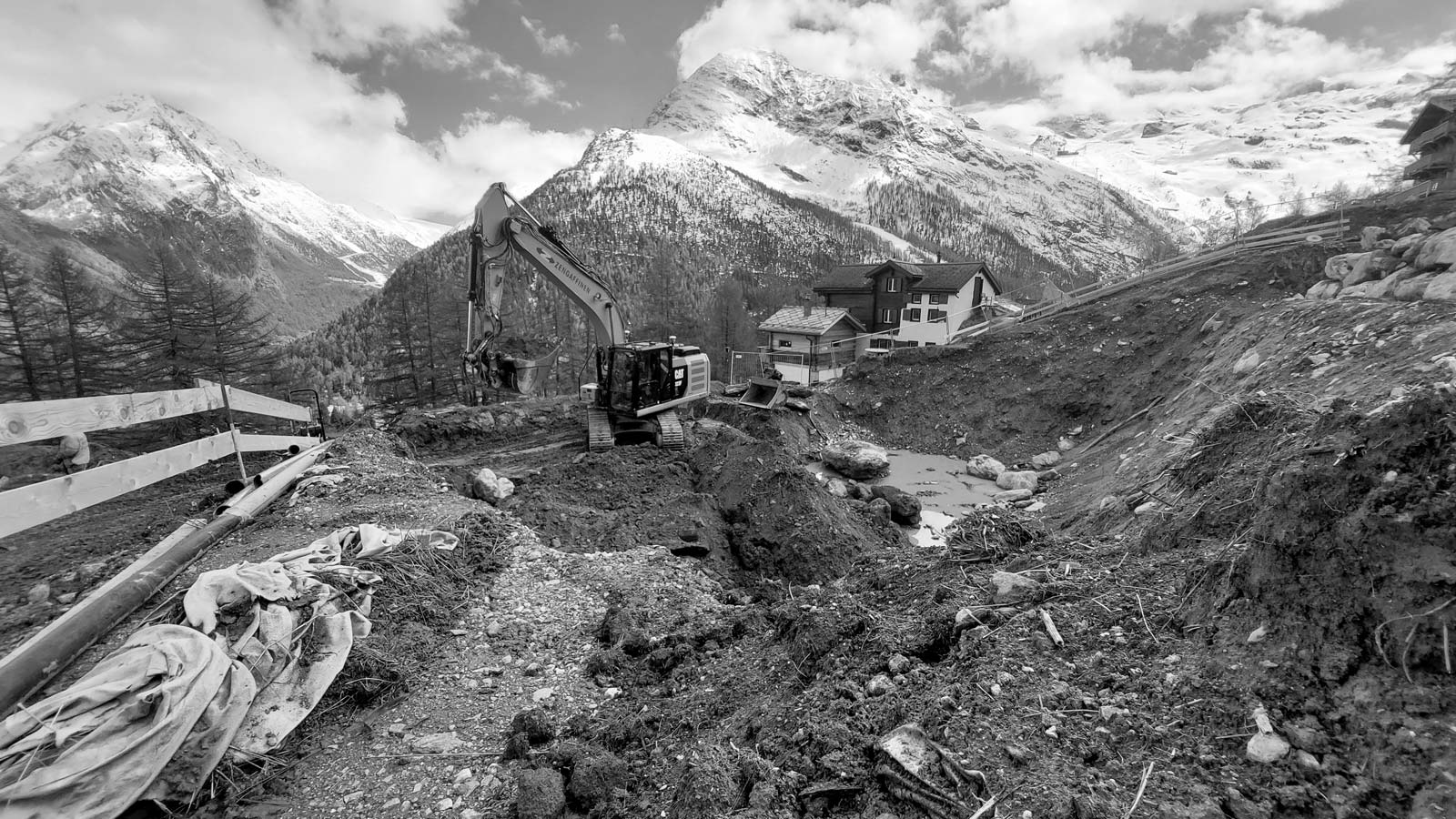 CSDK Saas Fee chalet construction steinnelke chantier terrassement 8 - Reprise de la construction du chalet à Saas Fee après l'hiver - CSDK Saas Fee chalet construction steinnelke chantier terrassement 8